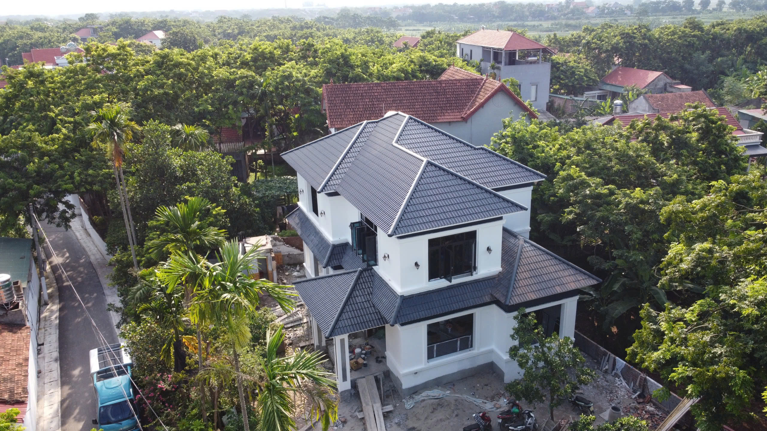 Thi công thay mái nhà cũ nhanh gọn, sạch sẽ